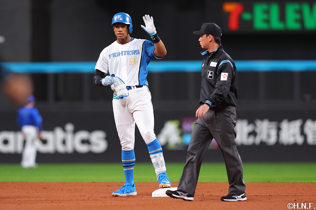 1回裏、レフトへ二塁打を放つ万波選手02