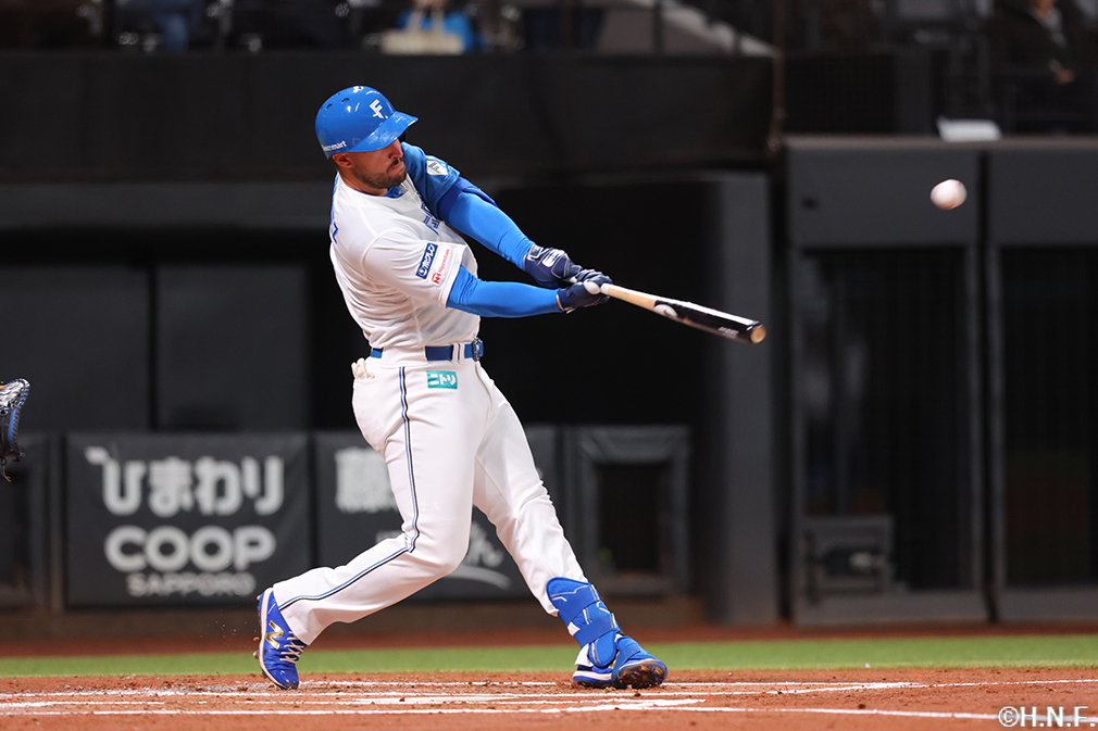 1回裏、先制の適時二塁打を放つマルティネス選手