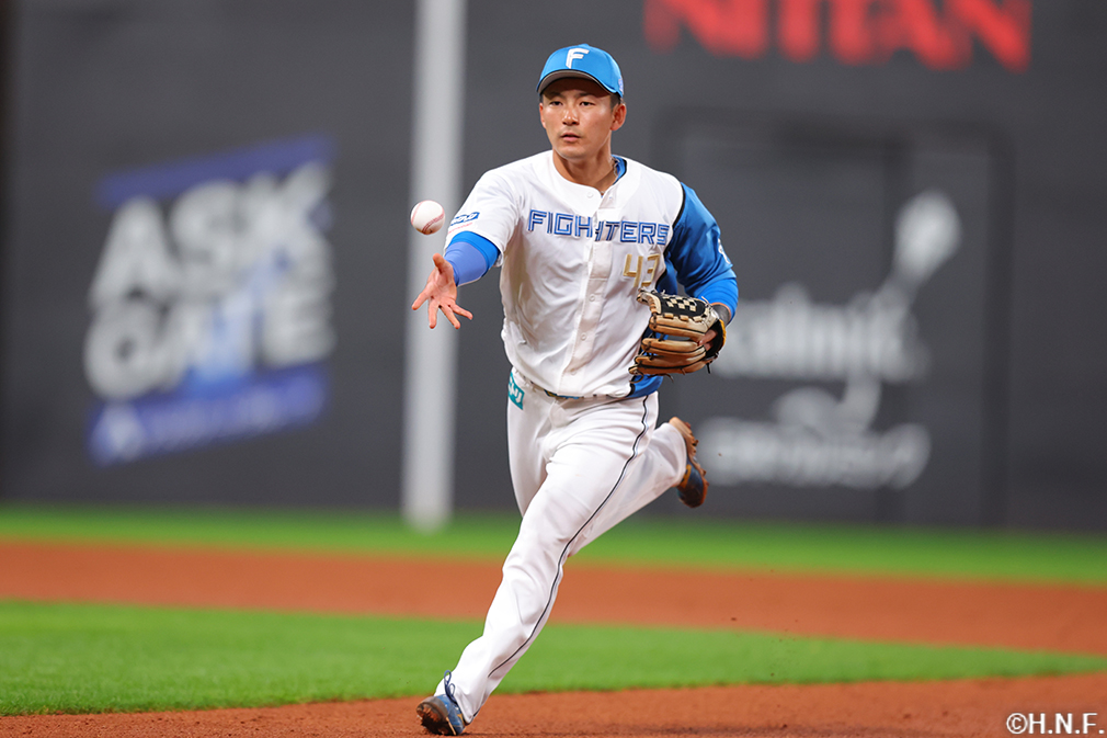 2回表、好守をみせる水野選手