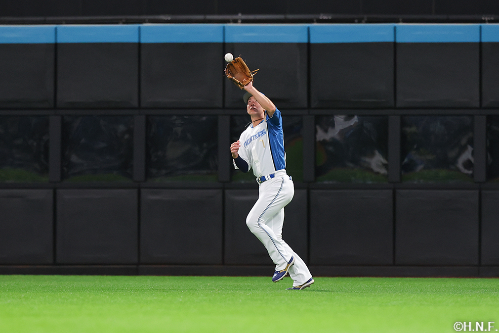3回表、好守をみせる松本剛選手