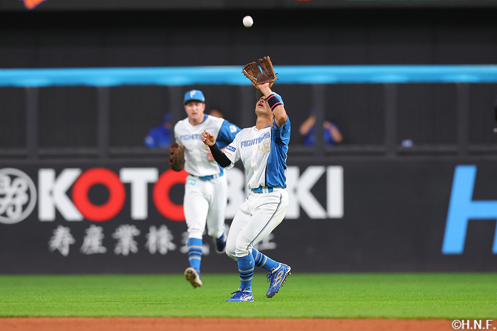 4回表、好守をみせる細川選手