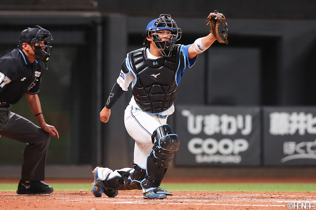 5回表、塁審にアピールする田宮選手