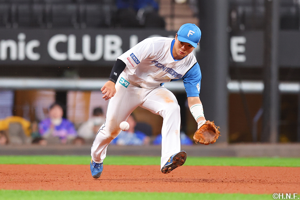 6回表、好守をみせる郡司選手