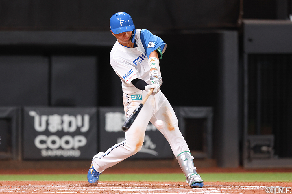 7回裏、ライトへヒットを放つ郡司選手