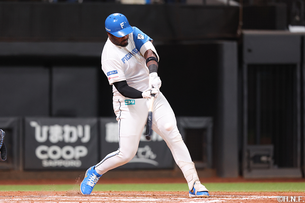 7回裏、レフトへ適時打を放つレイエス選手01