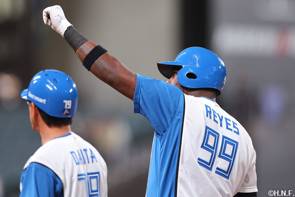 7回裏、レフトへ適時打を放つレイエス選手02