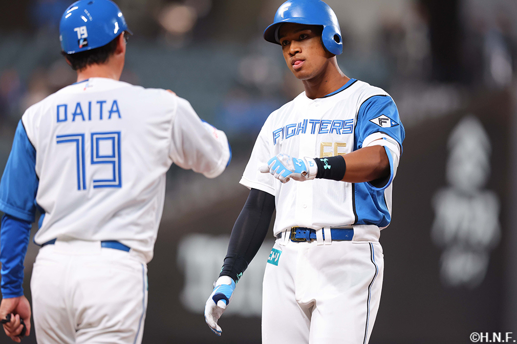 9回裏、レフトへヒットを放った万波選手