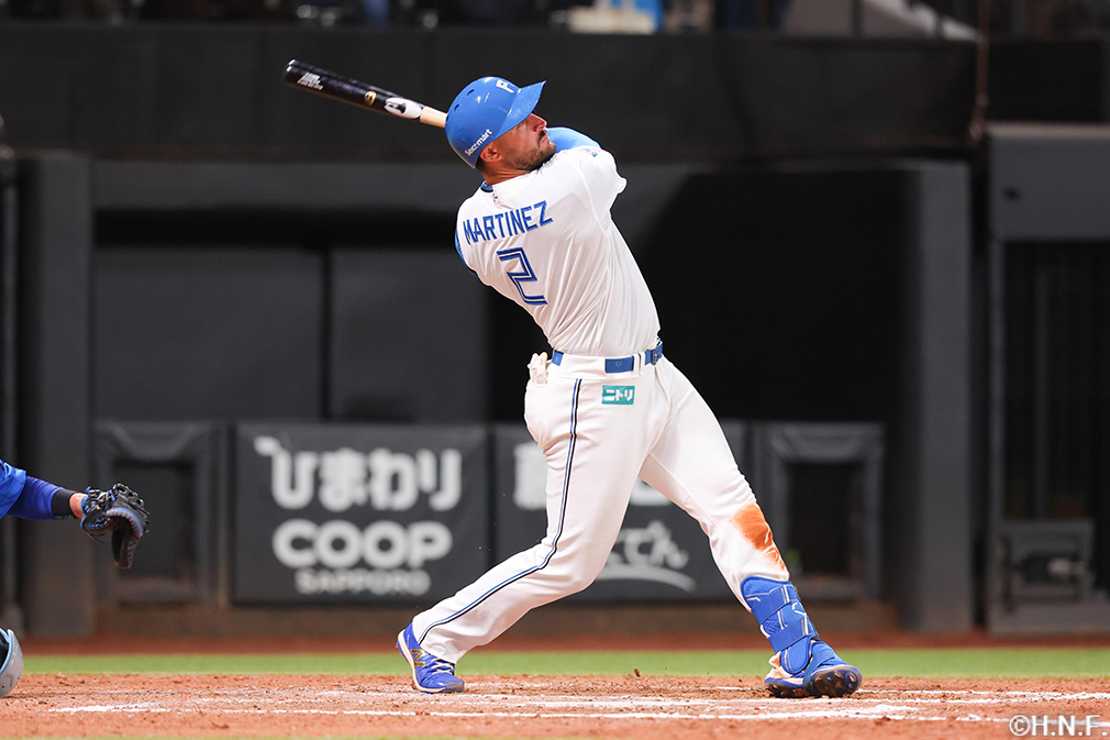 9回裏、逆転サヨナラ3ランを放つマルティネス選手01