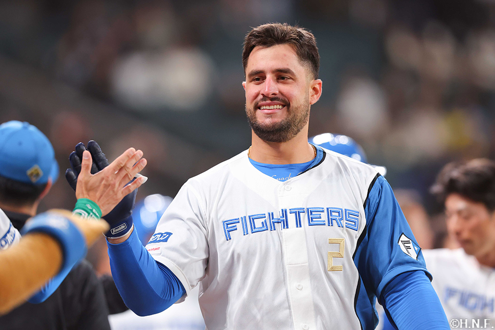 9回裏、逆転サヨナラ3ランを放つマルティネス選手02