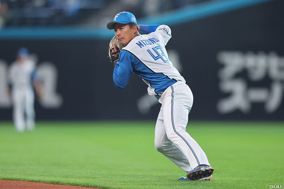 1回表、一塁へ送球する水野選手