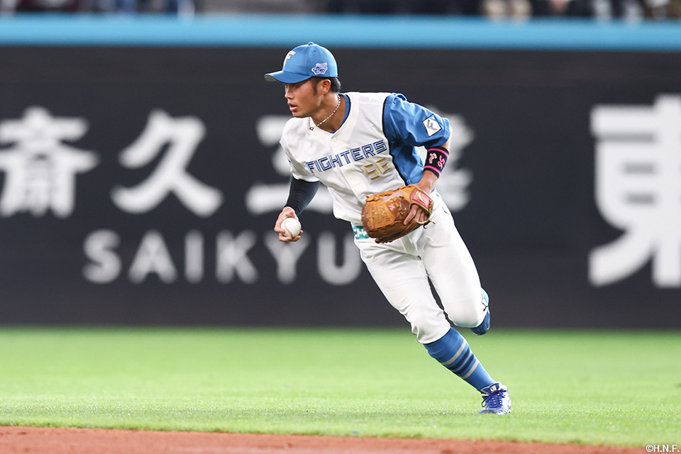 2回表、打球を処理する細川選手