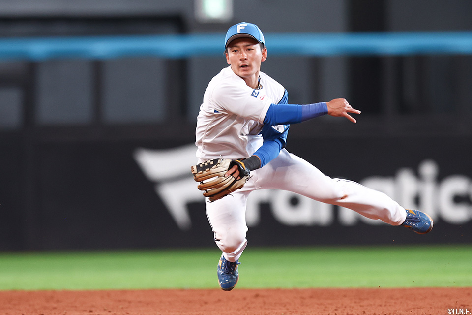 2回表、好守で併殺を完成させる水野選手