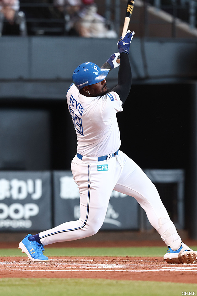 2回裏、ライトへヒットを放つレイエス選手