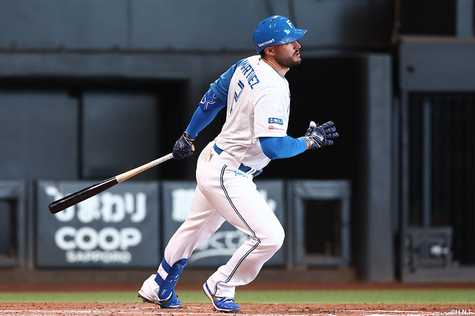 4回裏、相手失策を誘い出塁するマルティネス選手