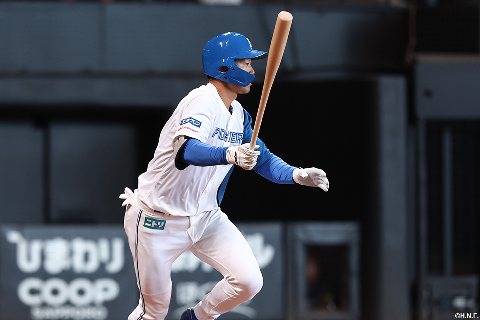 5回裏、センターへヒットを放つ石井選手