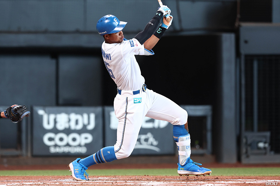 6回裏、レフトへヒットを放つ万波選手01