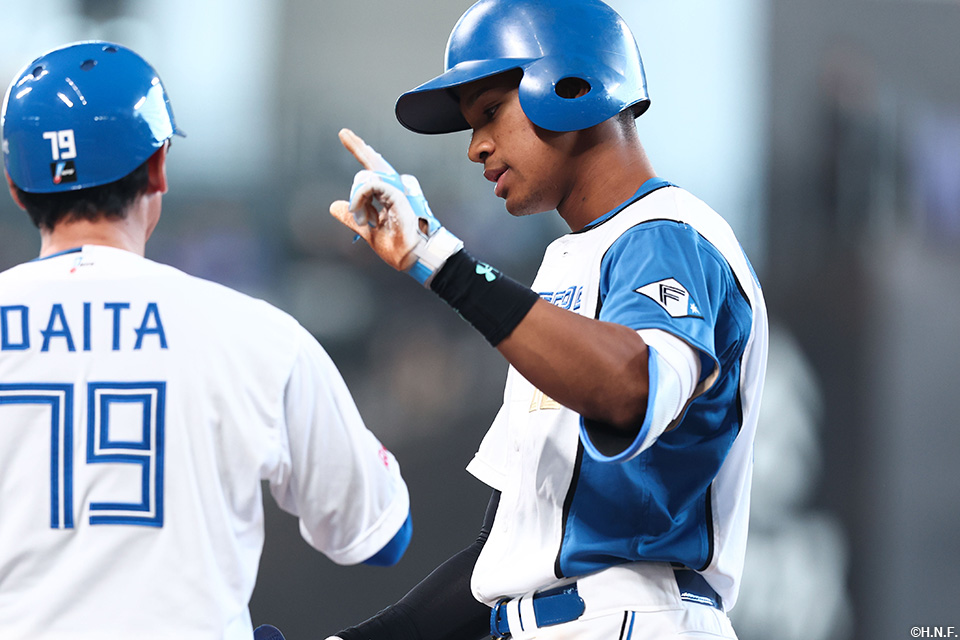 6回裏、レフトへヒットを放つ万波選手02