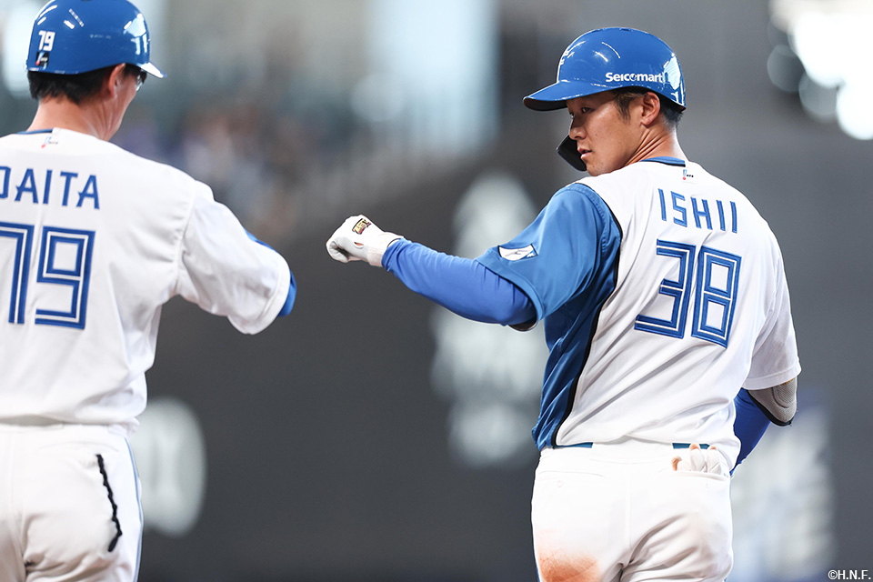 7回裏、レフトへヒットを放った石井選手