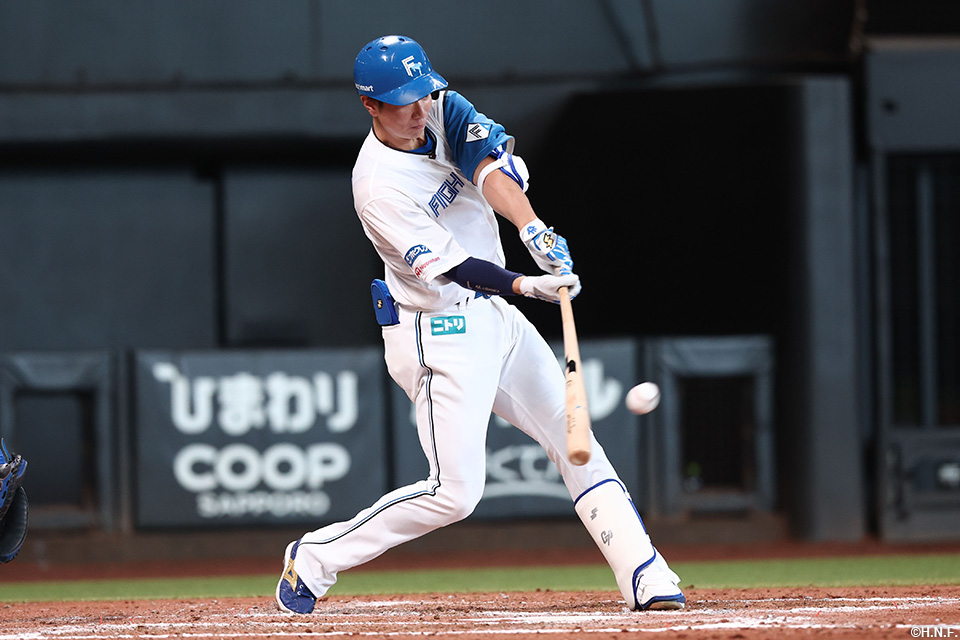8回裏、センターへヒットを放つ松本剛選手