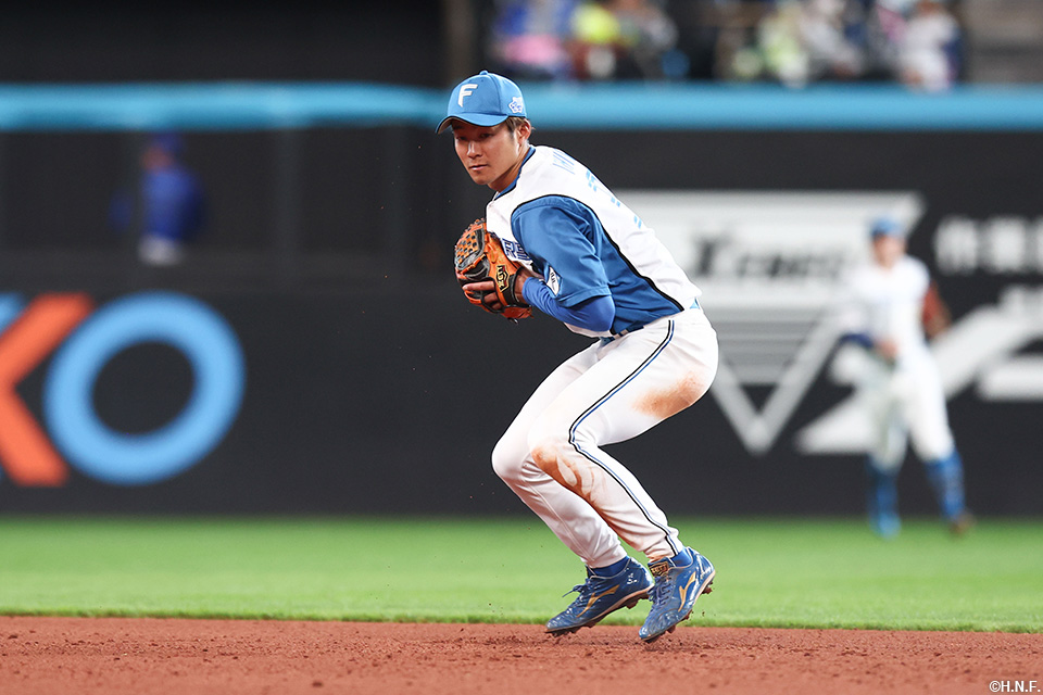 9回表、打球を処理する石井選手