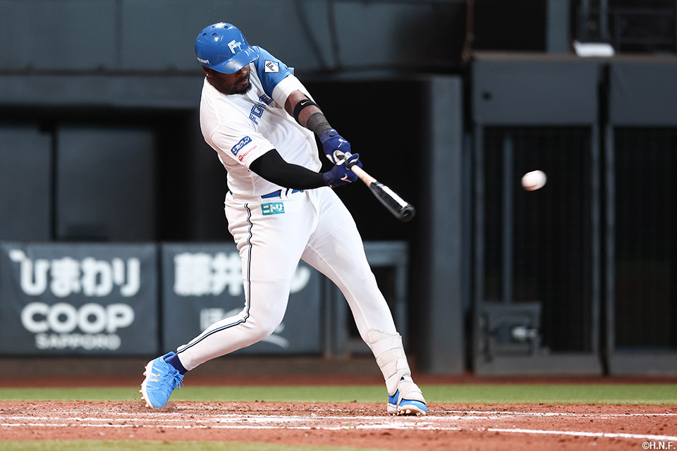 9回裏、レフトへヒットを放つレイエス選手01