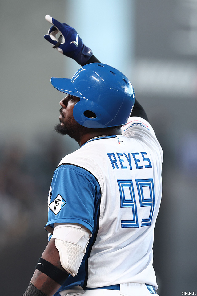 9回裏、レフトへヒットを放つレイエス選手02