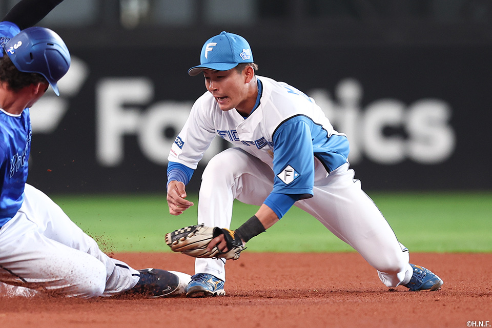 1回表、盗塁を阻止する水野選手
