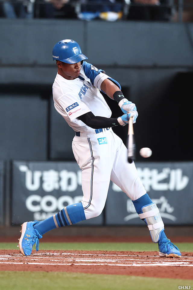 1回裏、レフトへヒットを放つ万波選手01