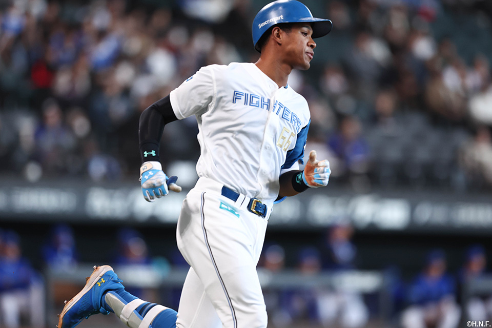 1回裏、レフトへヒットを放つ万波選手02