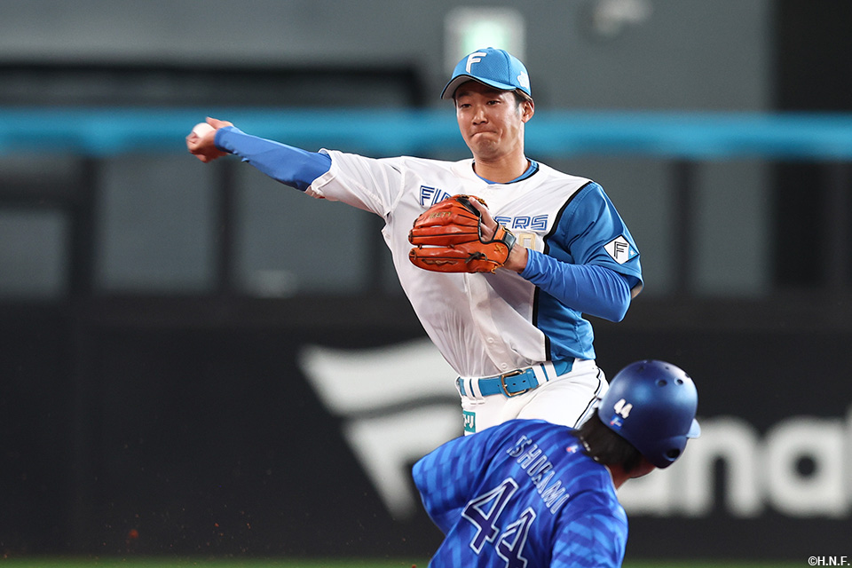 2回表、併殺を完成させる石井選手