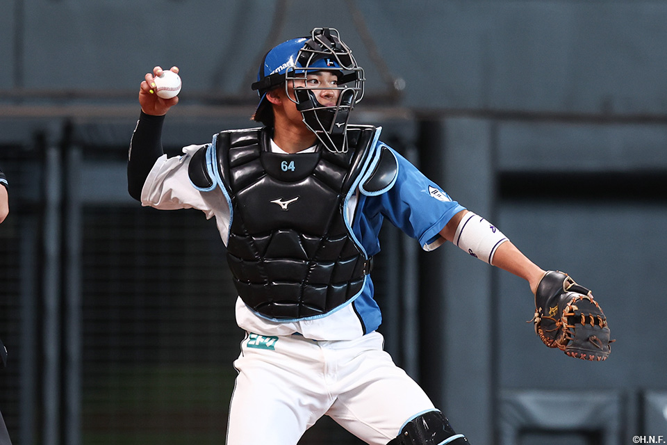 3回表、投手へ返球する田宮選手