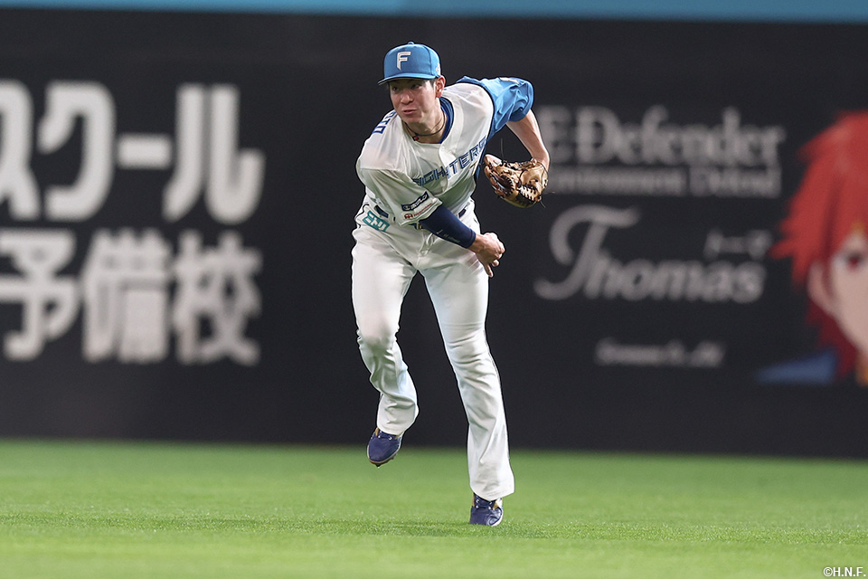 4回表、進塁を防ぐ松本剛選手