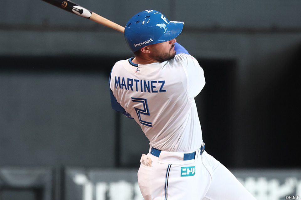 4回裏、レフトへヒットを放つマルティネス選手