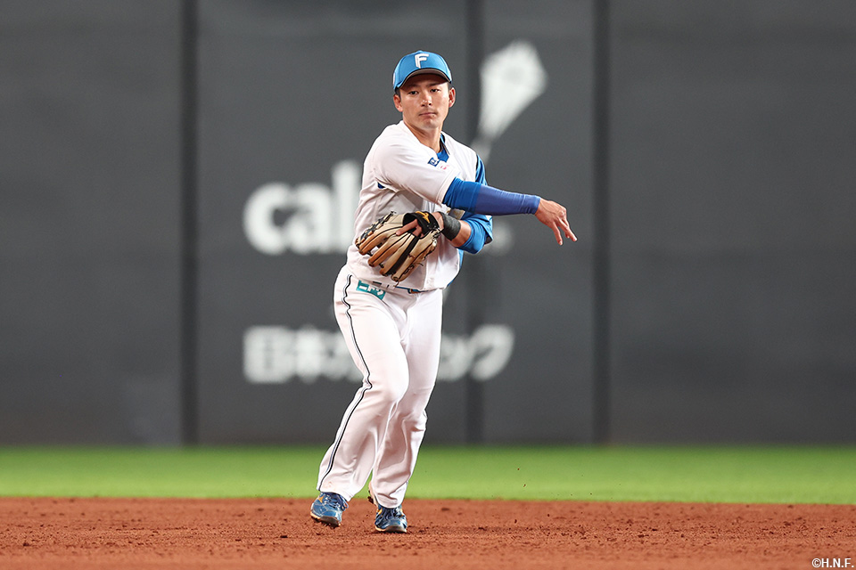 5回表、一塁へ送球する水野選手