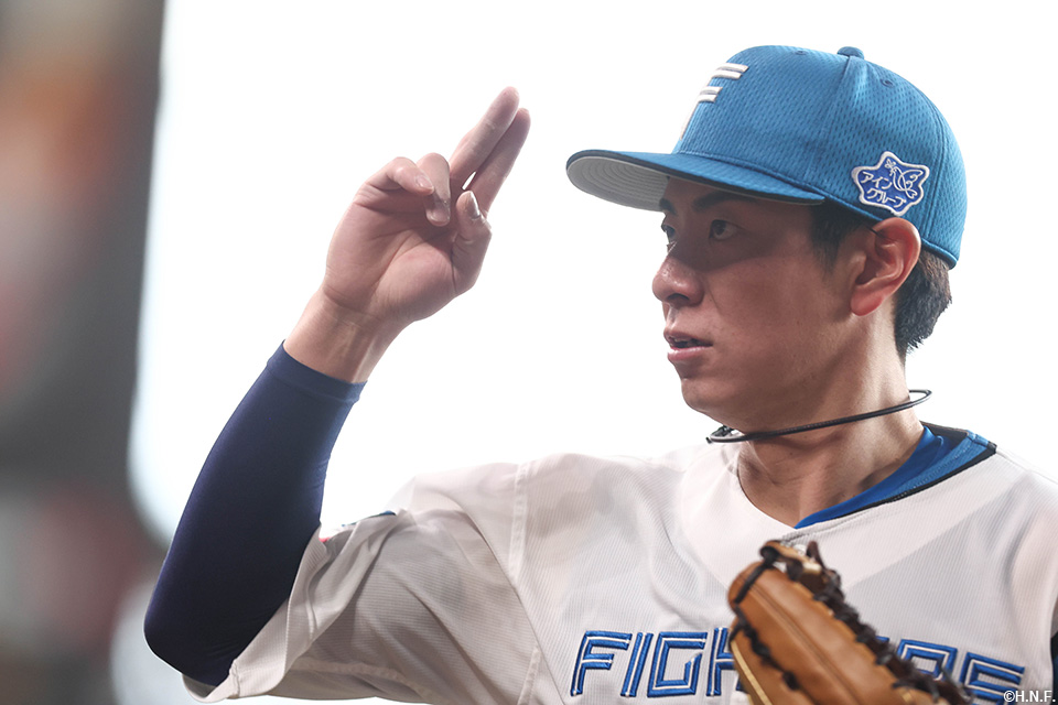 5回表、ベンチへ戻る松本剛選手