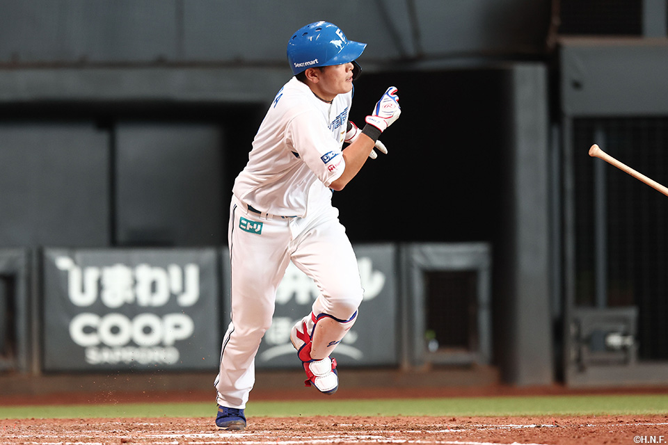 5回裏、センターへヒットを放つ野村選手