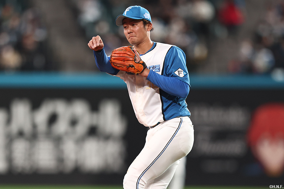 6回表、一塁へ送球する石井選手