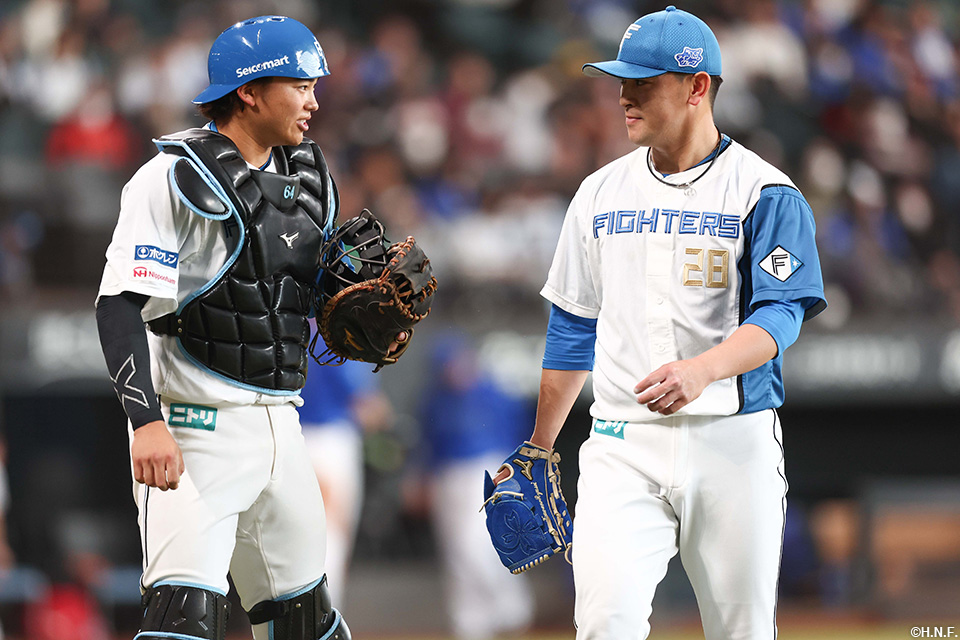 6回表を抑えた河野投手と田宮選手