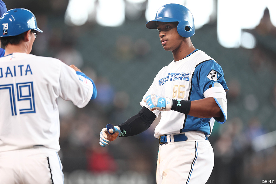6回裏、センターへヒットを放った万波選手
