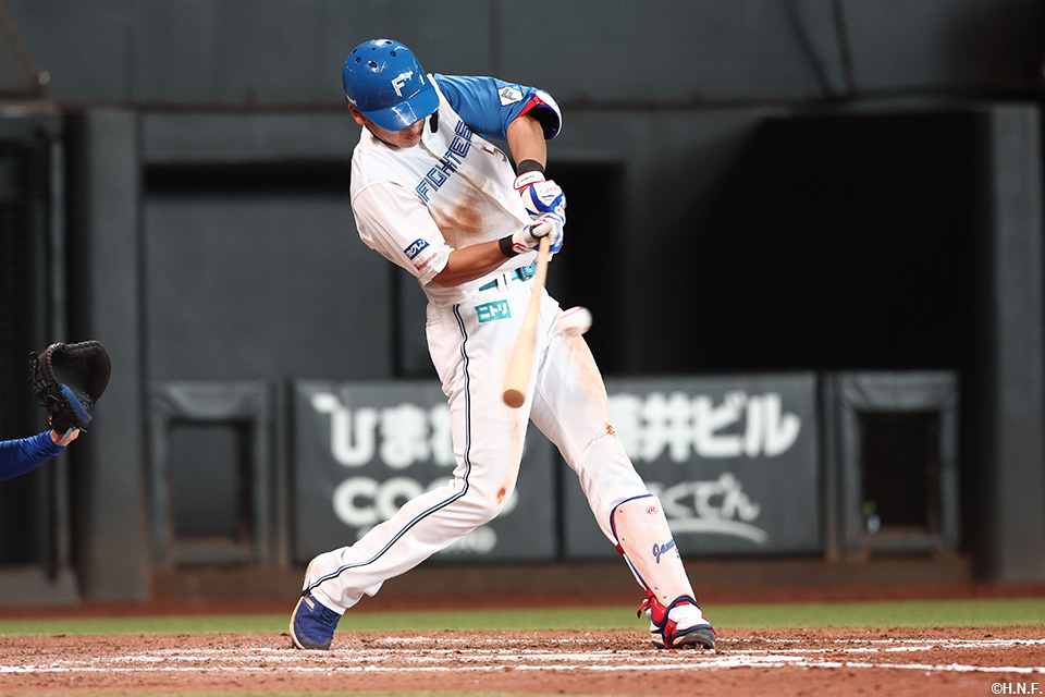 7回裏、センターへヒットを放つ野村選手