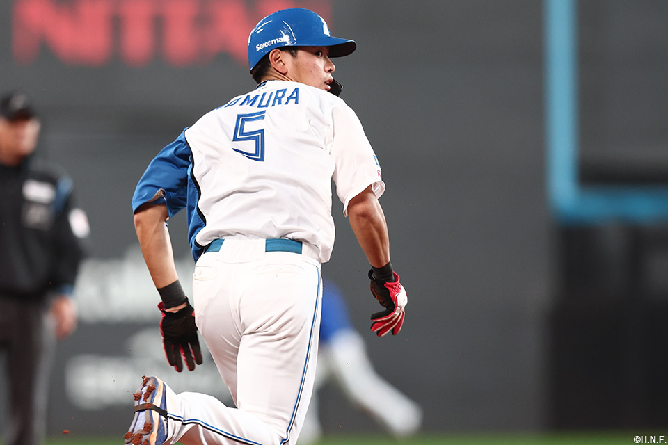 7回裏、牽制球が逸れて進塁する野村選手