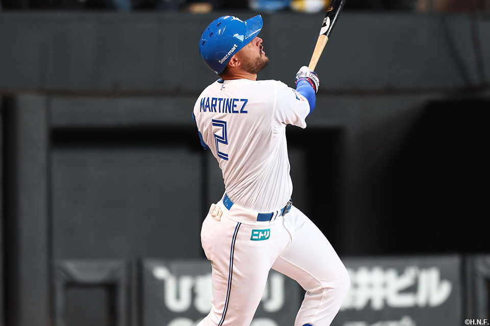 8回裏、2ランを放つマルティネス選手01