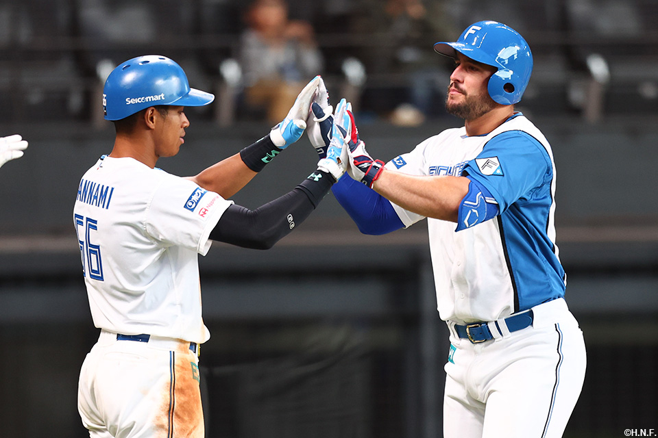 8回裏、2ランを放つマルティネス選手02