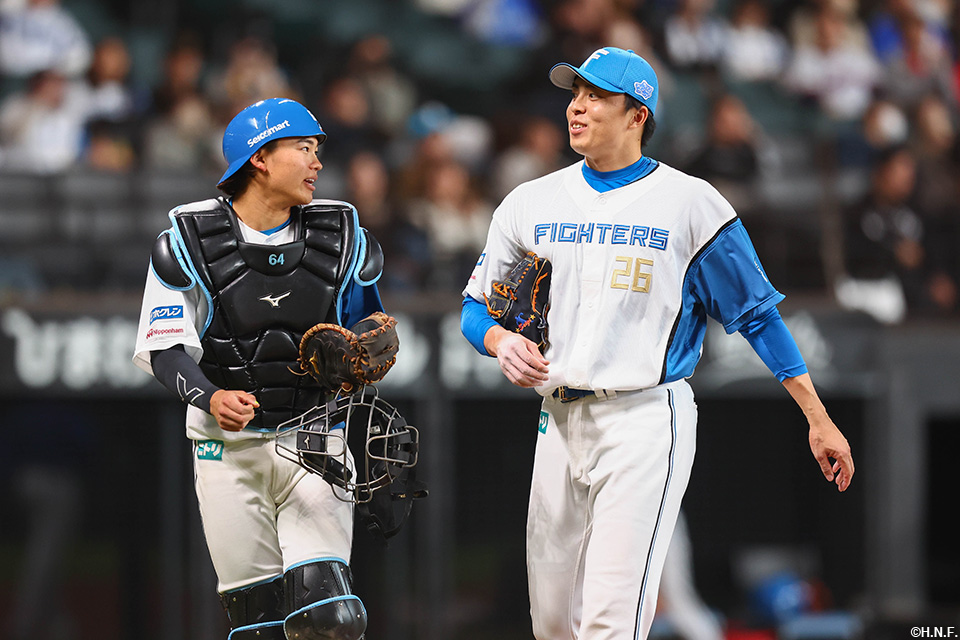 9回表を抑えた田中正投手と田宮選手