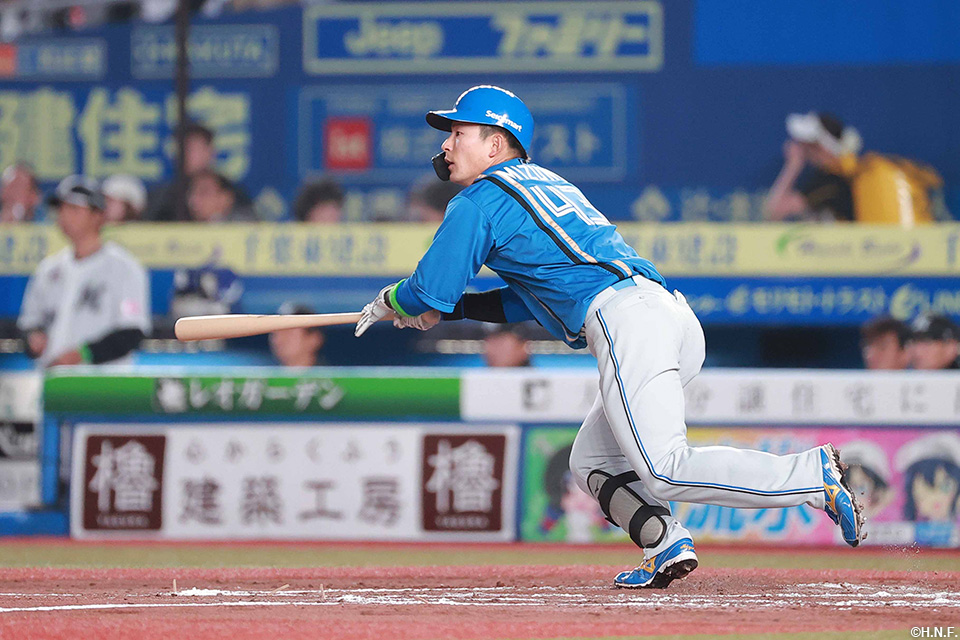 3回表、三塁打を放つ水野選手01