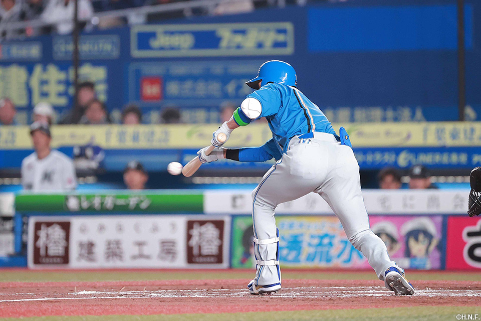 3回表、犠打を成功させ野選で出塁する松本剛選手