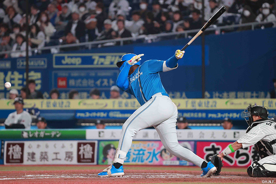 4回表、来日初安打を放つレイエス選手01