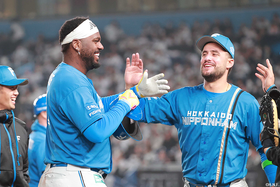 4回表、来日初安打を放つレイエス選手02