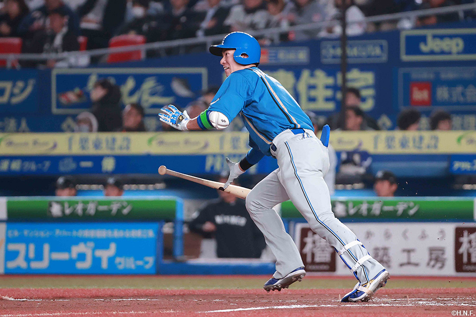 5回表、適時三塁打を放つ松本剛選手01