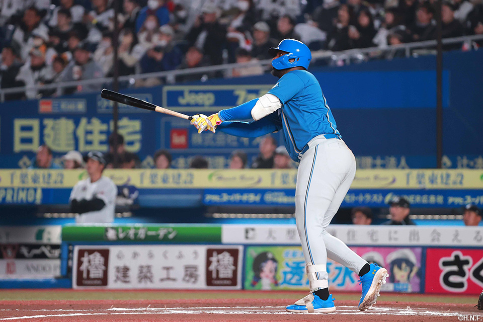 6回表、来日初本塁打を放つレイエス選手01